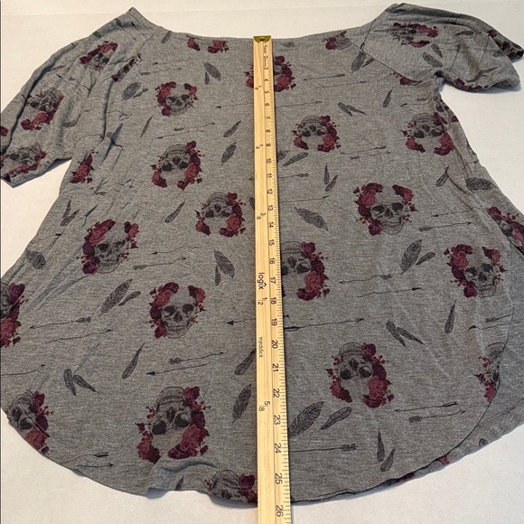 Torrid Gray Super Soft Knits Off Shoulder Skull & Roses Tee Size 1X - Picture 6 of 12